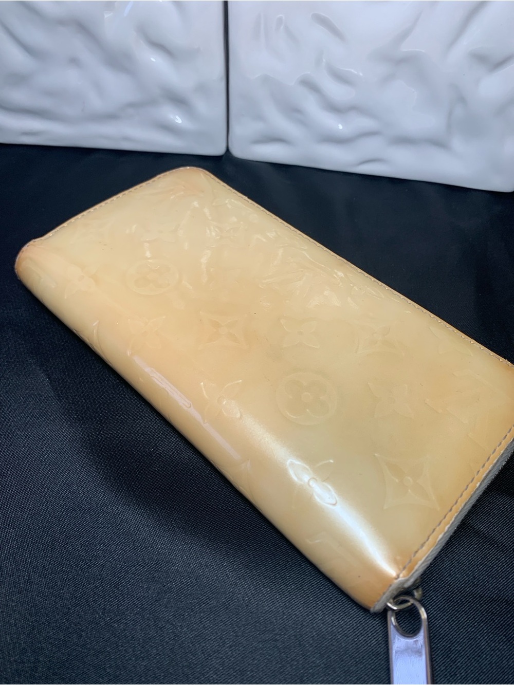Louis Vuitton Vernis Monogram Zip Wallet - Cream Patent